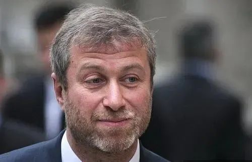 据伦敦足球了解，马丁内利今早身体不适，因此很可能会留在英格兰。